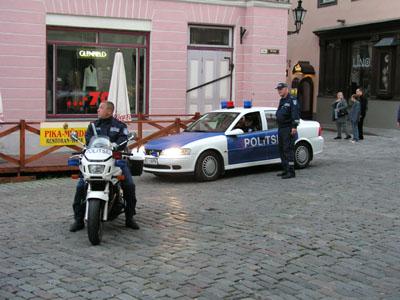 Tallinn, poliser copyright Eric Hammerin  www.erichammerin.com